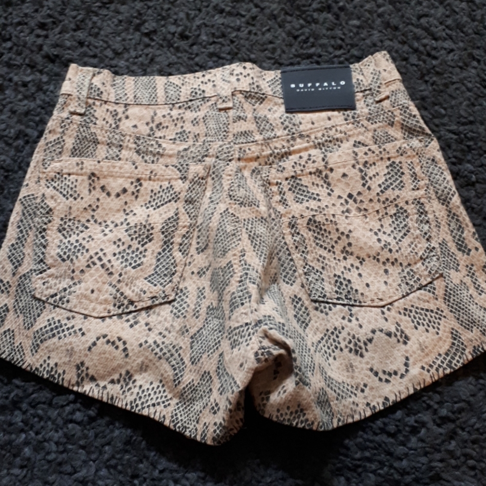 Short shorts - Picture 2 of 2